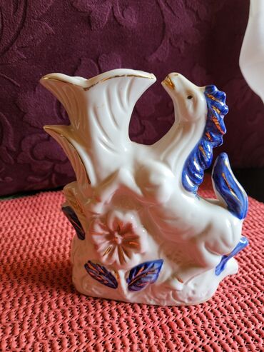 Figurice i makete: Figura,vaza nova,vintaz,porcelanska. Visina. 13cm — 2