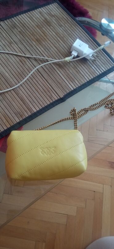 crna torba sa zlatnim lancem: Elegantna torbica, Pinko, Materijal: Koža na lalafo.rs crna torba sa zlatnim lancem: Elegantna torbica, Pinko, Materijal: Koža