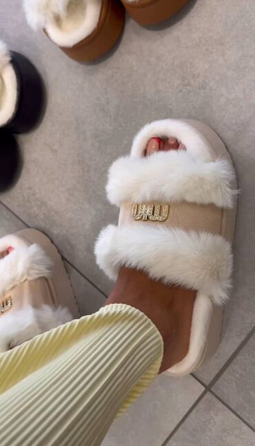 Papuče: Papuce 
36-41
2200 din
sdo — 7