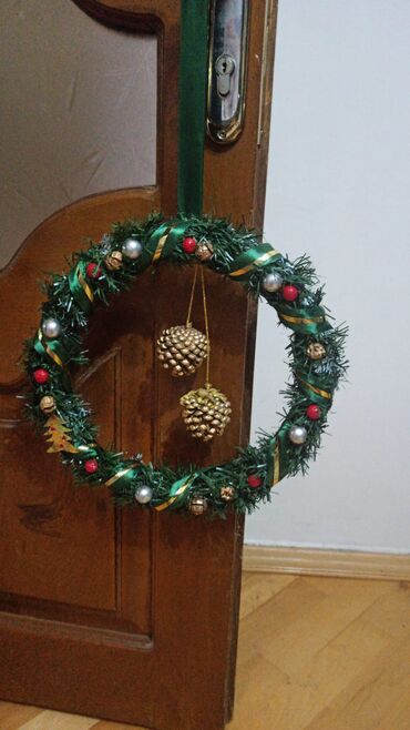 Yeni il oyuncaqları və bəzəkləri: Yeni il/qış temalı qapı bəzəyi – əl işi. Təsvir: - Dairəvi şam — 9