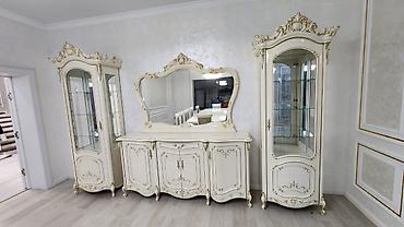 160: Гарнитур в классическом стиле с витринами и трюмо Состав: - Две — 1