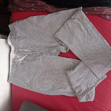 Kompleti: Ženska odeća – set komada - Crna bluza od laganog materijala, V-izrez — 2