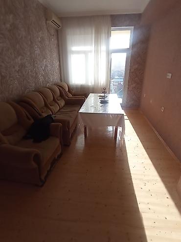 Uzunmüddətli kirayə mənzillər: Bina Xırdalanda riyadın arxasında(Jasmin Parkda)yerləşir.Mənzildə — 5