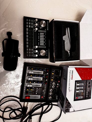 zeng zamani ses yazma: Studio desti' Qara rəngdə, A2 Live Sound Card markalı səs kartı