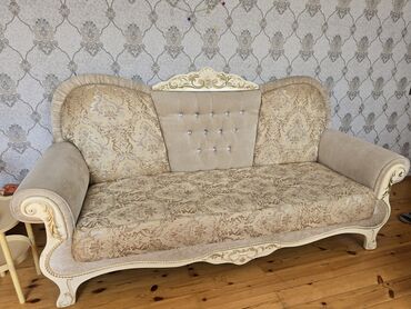 Komodlar: Klassik divan, Divan