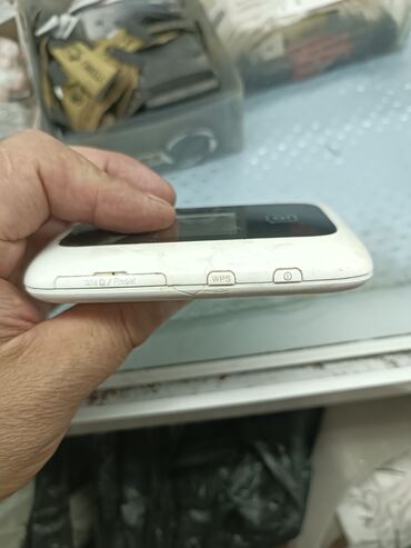 poco f5 pro 12256 цена бишкек: Компактный мобильный Wi-Fi роутер белого цвета с поддержкой сетей LTE
