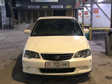 Honda: Белый минивэн Honda Odyssey. Автомобиль подходит для семейных поездок