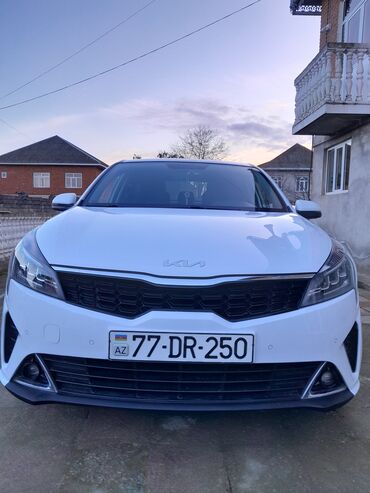 Kia: Kia Cerato (yeni loqolu), ağ rəng, sedan. Xüsusiyyətlər: - Güclü və — 5