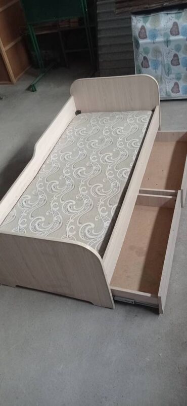 спальни кроват: Односпальная детская кровать с матрасом и выдвижными встроенными