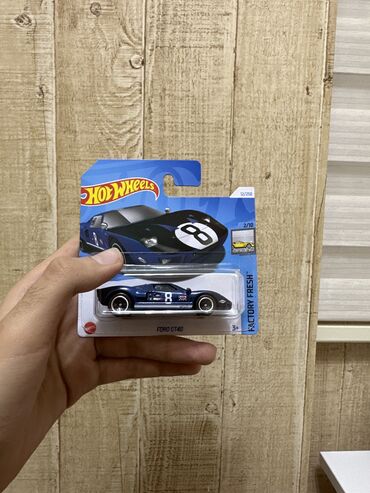 bağlı burunlu uşaq bosonojkaları: Hot wheels 
Ford GT 40. 
Qutusu bağlıdır