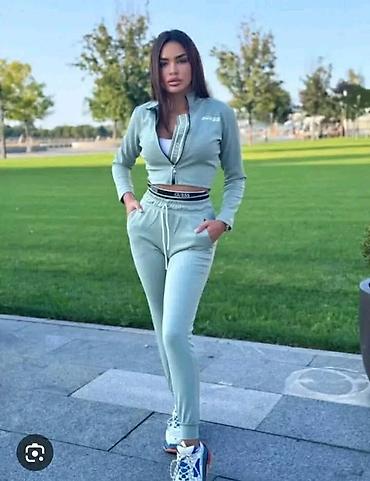 Komplet trenerka dostupna XL. Cena 3300 dinara
💋