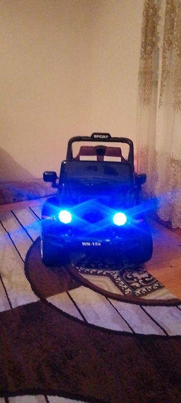 uşaq arabası satılır: Uşaq üçün elektrikli maşın – Jeep tipli, qara rəng. Xüsusiyyətlər: - — 1
