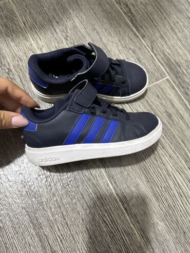 волейбольная обувь: Adidas оригинал 

Покупали в Малайзии в фирменном магазине 

28 размер