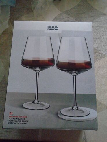 Posuđe: Poklon set od dve čaše za crveno vino od kristalnog stakla, u