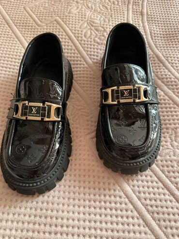 Digər ayaqqabılar: Qara laklı qadın loaferləri – Louis Vuitton dizaynında - Material