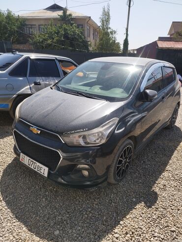 подлокотник нексия 1: Черный хэтчбек Chevrolet Spark, представленный на снимке, оснащен