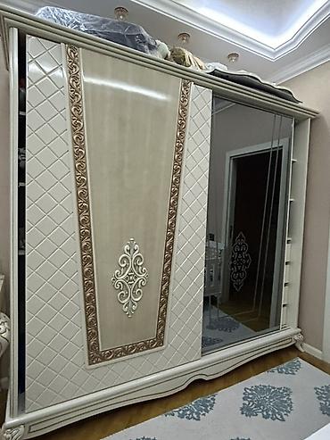 granit tava: Klassik üslubda sürgülü qapılı iri paltar şkafu - Rəng: krem/bej — 1