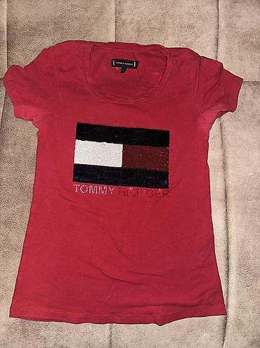 sundjer bob sa naocarima: Tommy Hilfiger majica
Velicina S — 1