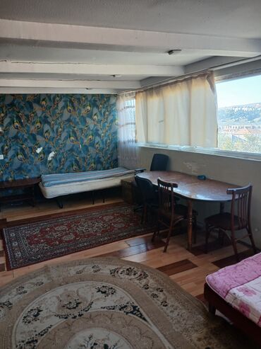 Uzunmüddətli kirayə mənzillər: Geniş və işıqlı bir otaqlı mənzil. Böyük pəncərələr və panoramik