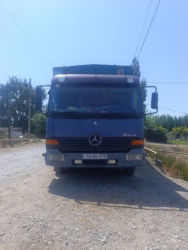 Su nəqliyyatı: Mercedes-Benz Atego yük maşını, geniş yük sahəsi və möhkəm şassisi ilə