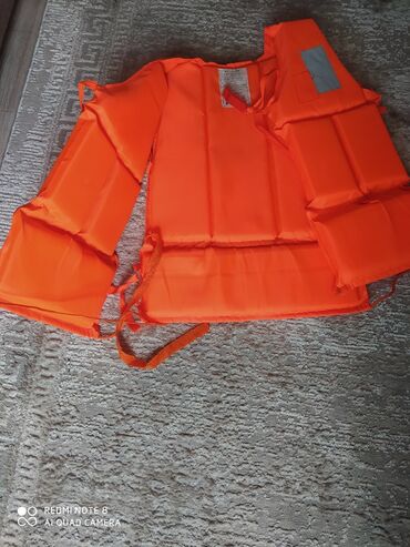оранжевая футболка: Продаю спасательный жилет,размер универсал,по бокам регулируется,есть