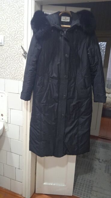 длинное трикотажное платье с капюшоном: Женское зимнее пальто-пуховик с капюшоном и меховой опушкой