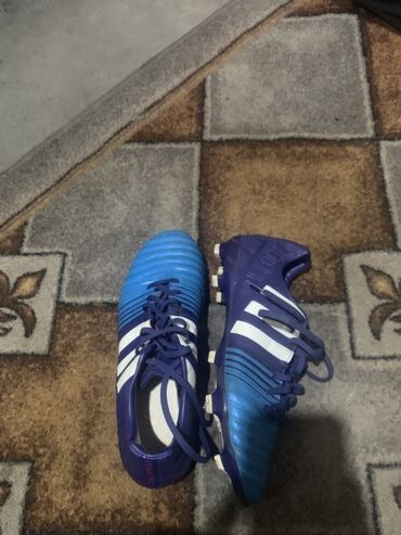 срочно продаю в связи с переездом: Футбольные бутсы Adidas (копы) для натурального газона. - Модель
