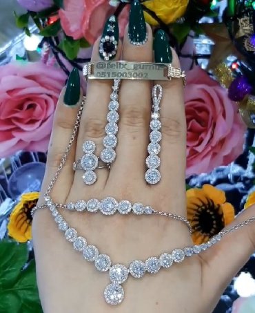 Digər bijuteriyalar: Gümüş dəst, qarnitur,üzük,sep ve daha çoxu üçün : Ünvan : Moskva — 7