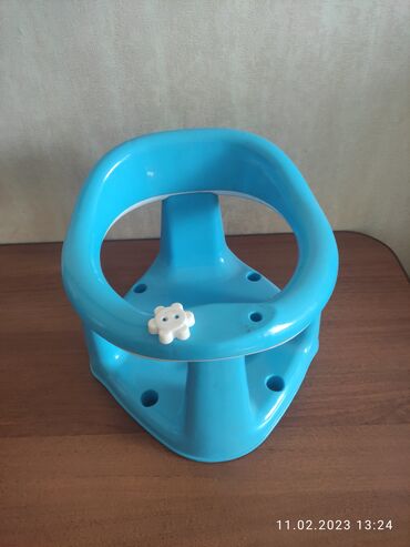 стульчик для ванной: Продаю стульчик для ванной и круг для купания малышам. Каждый 250 сом