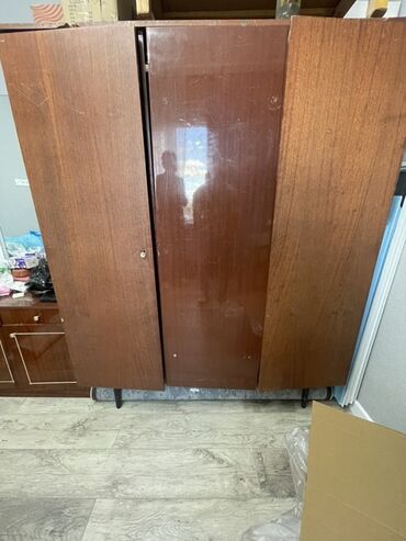 компьютерный письменный стол: Комплект корпусной мебели в стиле советской классики, шпон под