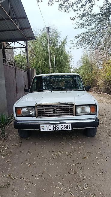 автомобил: LADA 2107 sedan təqdim olunur. Avtomobil klassik kvadrat kuzov — 1