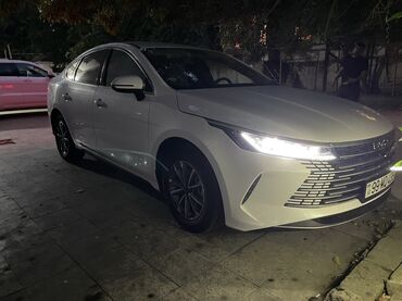 Avtomobil alışı: BYD Qin Plus DM-i sedan - Kuzov: ağ rəngli, aerodinamik və müasir