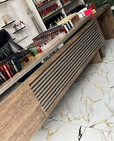 mağaza ucun vitrin: Ətir mağazası üçün tam komplekt reception/iş masası dəsti - Material — 1