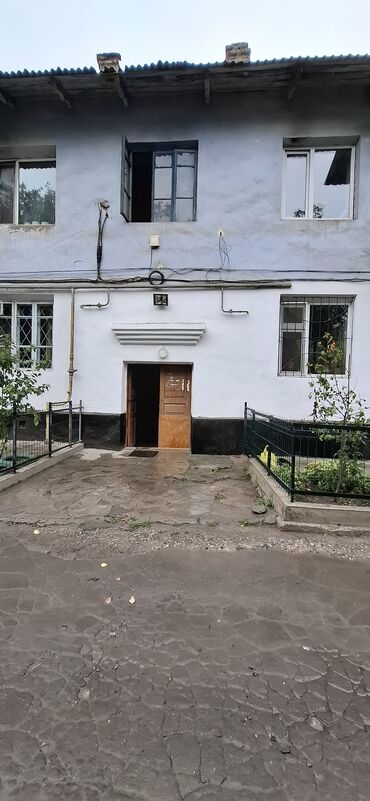 срочно продаётся 1 комнатная квартира в районе ошского рынка по улице молодая гвардия: 1 бөлмө, 28 кв. м, Жеке план, 2 кабат, Эски ремонт