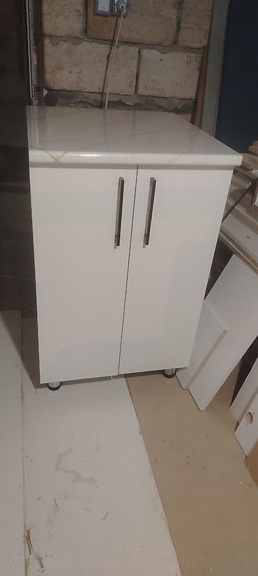işlemiş mebeler: Mətbəx üçün alt şkaf - Material: ağ laminat korpus, mermər naxışlı iş — 3