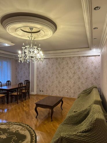 Uzunmüddətli kirayə mənzillər: 28 May metrosunun 2-ci çıxışında, 13 mərtəbəli binanın 2-ci — 2