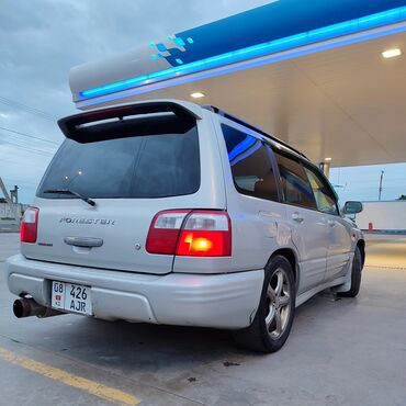 экскаватор прадаю: Автомобиль Subaru Forester, серебристого цвета, с задним спойлером и