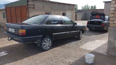 Audi: Продается автомобиль Audi 100 в черном цвете. Это надежный седан с