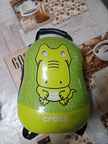 крокс: Детский рюкзак Crocs с твёрдым корпусом и ярким принтом крокодила. - — 1