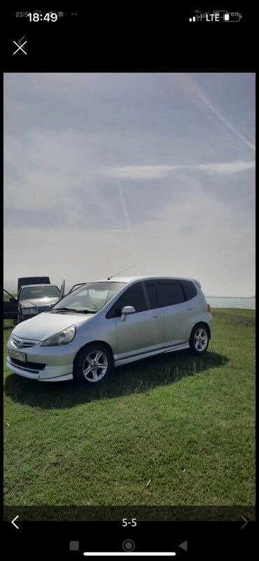 обмен на малолетражку: Серебристый хэтчбек Honda Fit с аэродинамическим обвесом, включающим