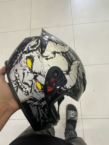 razvarka disk satilir: Moto kask – qrafik dizaynlı, tam üz örtüklü - Üzərində parlaq qara