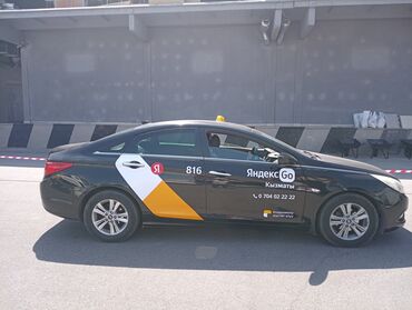 ижара машине: Автомобиль Hyundai Sonata черного цвета, стилизованный под такси