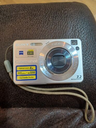 бу фотоаппараты: Carl Zeiss Vario-Tessar linzalı, 7.2 meqapikselli Sony Cyber-shot