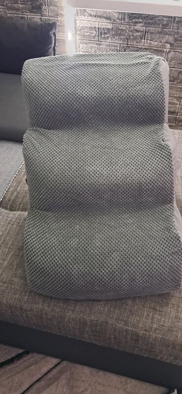 Oprema za kućne ljubimce: Stepenice za pse,sive boje,pozadina crna, juce kupljene 03.12.preko — 6