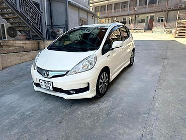 электричкская кара: Сдаю в аренду за день 3000 обьем 1.5 Гибрид Fit 2012 г правый руль — 3