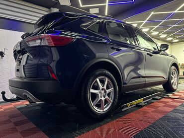 Ford: Plavi Ford Kuga, SUV model sa petoro vrata, opremljen je automatskim — 21