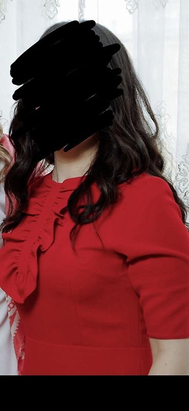 Qırmızı qadın donu - Model: midi uzunluqlu, bədənə yüngül oturan