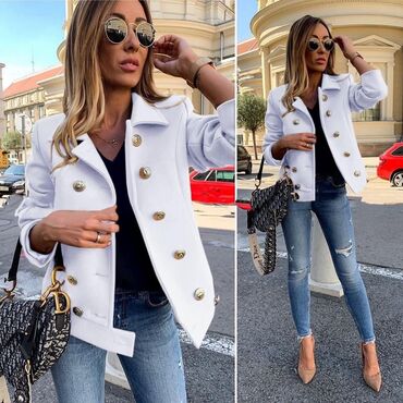 Jakne za prelazni period: Elegantna ženska kratka jakna sa duplim kopčanjem - Model: strukirana — 4