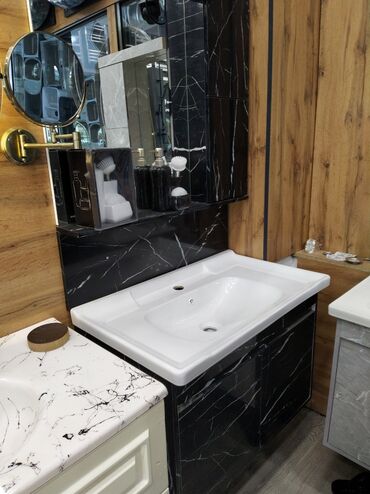 canag: Bu, hamam otağı üçün nəzərdə tutulmuş qara mərmər naxışlı dolablı bir