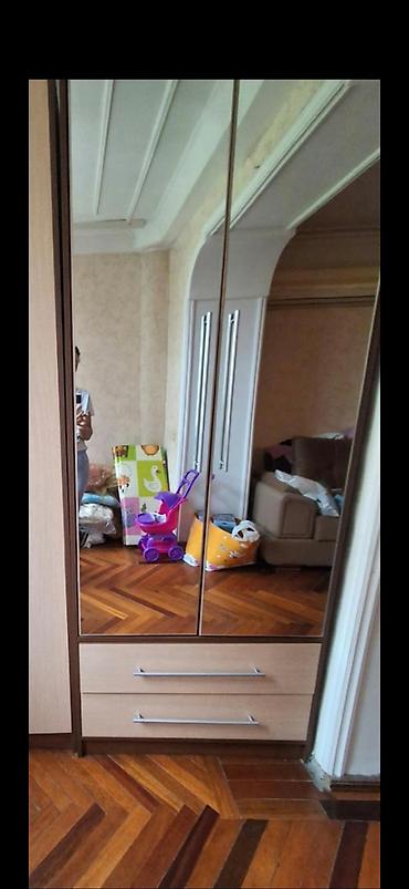 Güzgülü dolab, eni 83 sm, dərinliyi 55 sm, hündürlüyü 2.10 sm